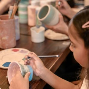 initiation céramique parent enfant à Toulouse, Atelier Comète